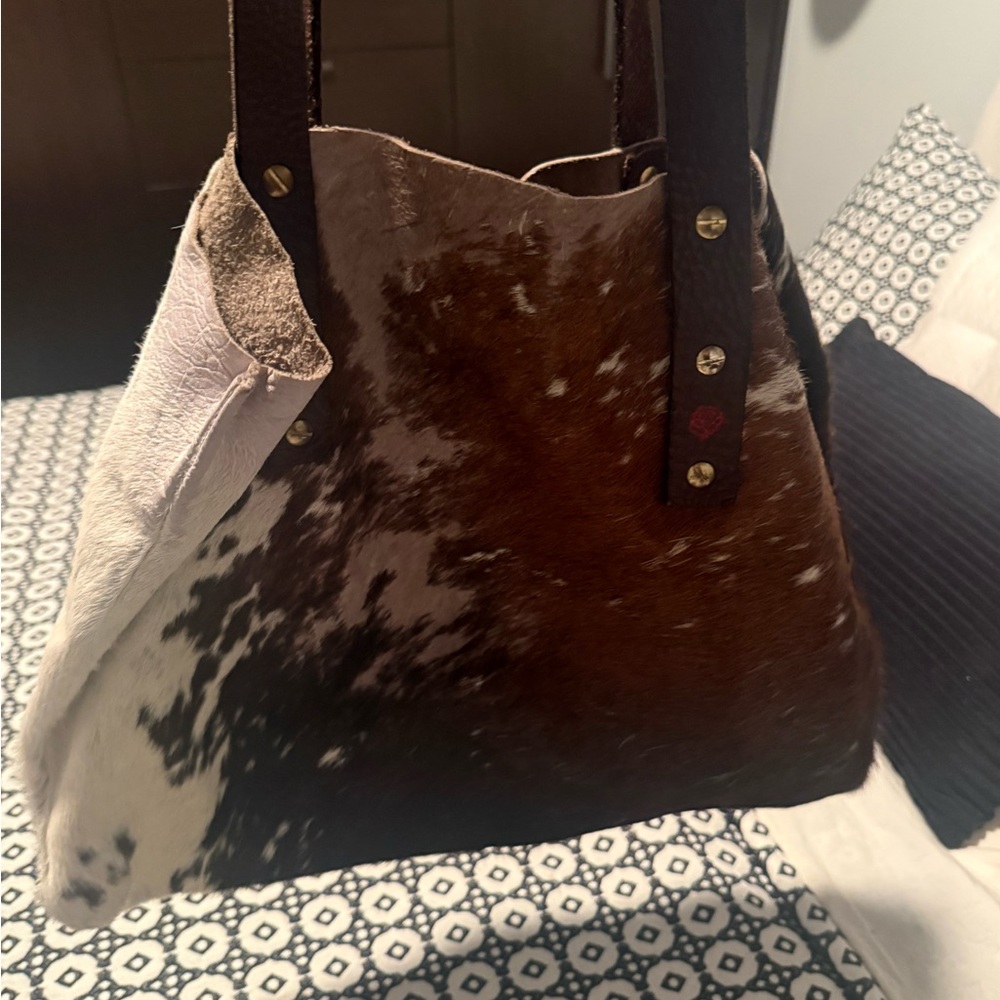 Leather tote with natural cowhide